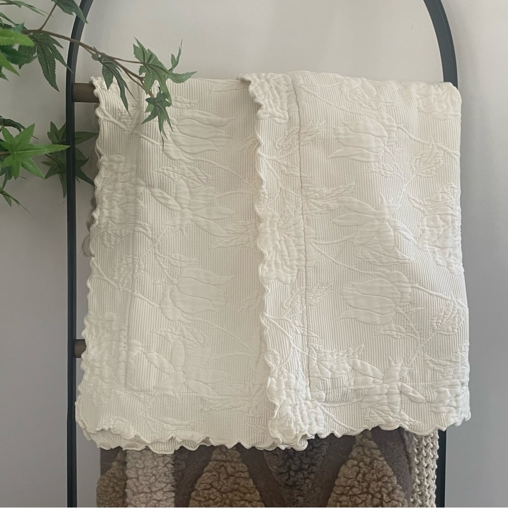 Peacock Alley Cream Scalloped Edge 2/ 
Pillow Shams